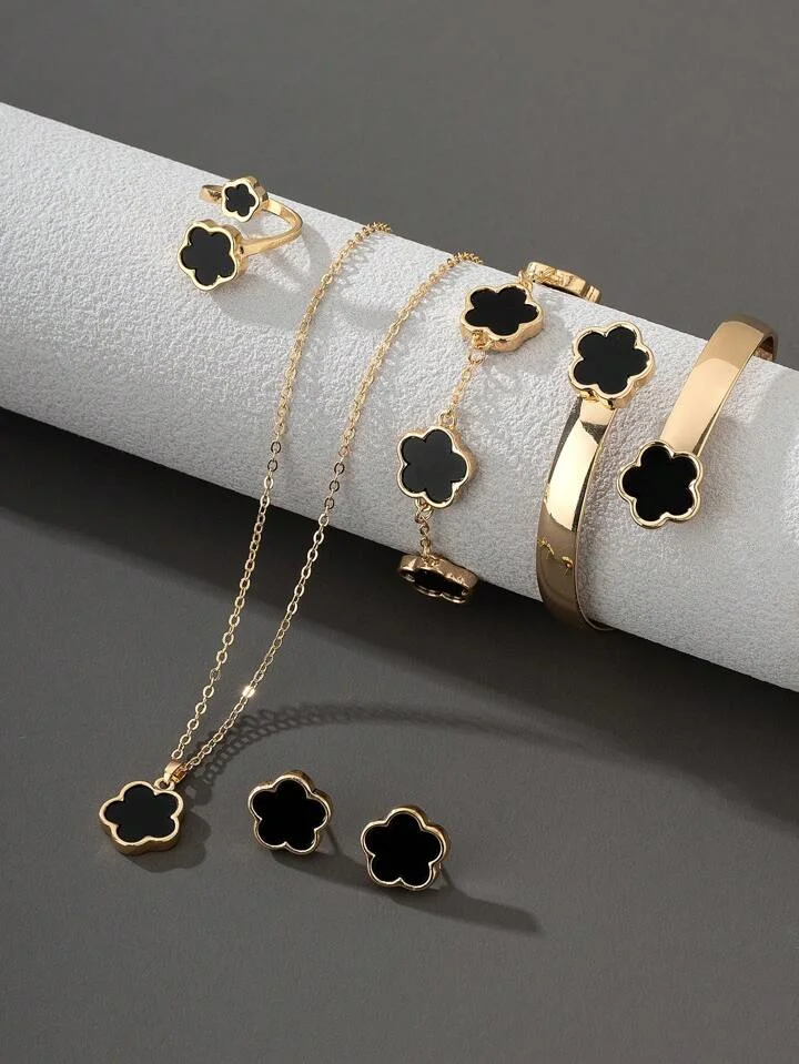 Clover Bracelet: Symbolism, Styles, and Complete Buying Guide